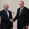 Tổng thống Thổ Nhĩ Kỳ Recep Tayyip Erdogan (phải) trong cuộc gặp Thủ tướng Armenia Nikol Pashinyan tại Prague (Cộng hòa Séc) ngày 6/10/2022. (Ảnh: AFP/TTXVN)