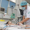 Một bệnh nhi mắc tay chân miệng nặng đang được điều trị tích cực tại Bệnh viện Bệnh Nhiệt đới Thành phố Hồ Chí Minh. (Ảnh: Đinh Hằng/TTXVN)