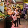 Người dân mua thực phẩm tại siêu thị ở Zaragoza, Tây Ban Nha. (Ảnh: AFP/TTXVN)