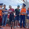 Lực lượng chấp pháp trên biển của tỉnh Bà Rịa-Vũng Tàu tuyên truyền về IUU cho ngư dân thành phố Vũng Tàu trước khi tàu xuất bến ra khơi đánh bắt thủy sản. (Ảnh: Hoàng Nhị/TTXVN)