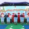 Phó Thủ tướng Chính phủ Trần Hồng Hà, nguyên Chủ tịch Quốc hội Nguyễn Sinh Hùng cùng các đại biểu nhấn nút khởi công công trình. (Ảnh: Thanh Thương/TTXVN)