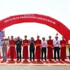 Phó Thủ tướng Chính phủ Trần Hồng Hà (thứ 6 từ trái) và các đại biểu cắt băng tại lễ thông xe. (Ảnh: Thanh Thương/TTXVN)
