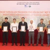 Lãnh đạo Sở Văn hóa-Thể thao và Du lịch tỉnh Cao Bằng trao chứng nhận đối tác chính thức của Mạng lưới Công viên địa chất Toàn cầu UNESCO Non nước Cao Bằng cho các đối tác. (Ảnh: Chu Hiệu/TTXVN)