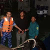 Đối tượng Hồ Phong Phúc bị lực lượng bắt giữ ngay trên tàu cá. (Ảnh: TTXVN phát)