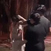 Hai người đánh cô gái mặc áo trắng. (Ảnh cắt từ clip)