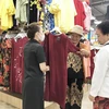 Thời trang may mặc là một trong những mặt hàng có sức mua tăng cao tại hệ thống siêu thị Thành phố Hồ Chí Minh. (Ảnh: Mỹ Phương/TTXVN)