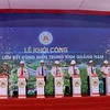 Các đại biểu ấn nút khởi công dự án Liên kết vùng miền Trung tỉnh Quảng Nam. (Ảnh: Trần Tĩnh/TTXVN)