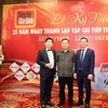 Nguyên Thứ trưởng Bộ Văn hóa Thông tin Đỗ Quý Doãn (giữa), Chủ tịch Hiệp hội Quảng cáo Việt Nam Nguyễn Trường Sơn (trái) và Tổng Biên tập Tiếp thị & Gia đình.
