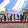 Đại biểu thực hiện nghi thức khởi công làm nhà Đại đoàn kết cho người nghèo tỉnh Điện Biên. (Ảnh: Xuân Tư/TTXVN)