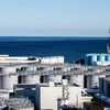Các bể chứa nước thải nhiễm xạ tại nhà máy điện hạt nhân Fukushima Daiichi ở Okuma, tỉnh Fukushima, Nhật Bản. (Ảnh: AFP/TTXVN)