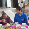 Các bạn đoàn viên thanh niên chăm sóc Mẹ Việt Nam Anh hùng Cao Thị Chánh (99 tuổi) ở thôn Hiền Lương, xã Nghĩa Hà, thành phố Quảng Ngãi. (Ảnh: Đinh Hương/TTXVN)