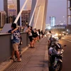 Nhiều phương tiện dừng đỗ trái phép, người dân tụ tập trên cầu Ba Son vào buổi tối, biến đây thành điểm đen về tai nạn giao thông. (Ảnh: Hồng Đạt/TTXVN)