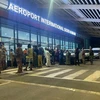 Công dân Pháp và một số quốc gia châu Âu chờ được sơ tán tại nhà chờ sân bay quốc tế Diori-Hamani ở Niamey, Niger. (Ảnh: AFP/TTXVN)