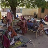Người dân phải rời bỏ nhà cửa do xung đột sơ tán tới nơi ở tạm tại Hasahisa, Sudan. (Ảnh: AFP/TTXVN)