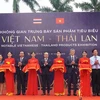 Cắt băng khai mạc Không gian trưng bày sản phẩm tiêu biểu Việt Nam-Thái Lan. (Ảnh: Thanh Thủy/TTXVN)