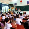 Giờ học Tiếng Việt của các em học sinh lớp 1. (Ảnh: Hồng Đạt/TTXVN)