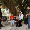 Mỗi năm có hàng trăm người Mường ở huyện Thạch Thất (Hà Nội) được truyền dạy nghệ thuật biểu diễn cồng chiêng. (Ảnh: Mạnh Khánh/TTXVN)