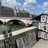 Khoảng gần 60% các quầy sách cũ dọc hai bên bờ sông Seine sẽ bị di dời để phục vụ lễ khai mạc Thế vận hội Paris 2024. (Ảnh Thu Hà/TTXVN)