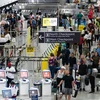 Hành khách làm thủ tục tại sân bay ở Atlanta, bang Georgia, Mỹ. (Ảnh: AFP/TTXVN)