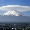 Núi Phú Sĩ được coi là biểu tượng linh thiêng và là hình tượng văn hóa nghệ thuật đặc trưng của Xứ sở Hoa anh đào. (Ảnh: Kyodo/TTXVN)