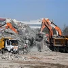 Dọn dẹp đống đổ nát sau trận động đất tại Adiyaman, Thổ Nhĩ Kỳ, ngày 18/2. (Ảnh: THX/TTXVN)