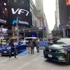 VinFast trưng bày sản phẩm xe điện trước cửa trụ sở chính của Nasdaq ở Quảng trường Thời đại, New York. (Ảnh: Quang Huy/TTXVN)