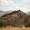 Ngôi nhà bị phá hủy trong cuộc đụng độ giữa các lực lượng Armenia và Azerbaijan, tại Sotk, Armenia, ngày 14/9/2022. (Ảnh: AFP/TTXVN)
