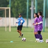 Huấn luyện viên Akira Ijiri cùng các học trò trên sân tập. (Nguồn: VFF)