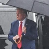 Cựu Tổng thống Mỹ Donald Trump tới sân bay Ronald Reagan Washington ở Arlington, bang Virginia sau khi trình diện tòa, ngày 3/8. (Ảnh: AFP/TTXVN)