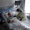 Điều trị cho bệnh nhân nhiễm COVID-19 tại bệnh viện ở Chicago, bang Illinois, Mỹ. (Ảnh: AFP/TTXVN)