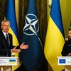 Tổng Thư ký NATO Jens Stoltenberg (trái) và Tổng thống Ukraine Volodymyr Zelensky trong cuộc họp báo tại Kiev ngày 20/4. (Ảnh: AFP/TTXVN)