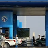 Người dân đổ xăng tại trạm xăng ở Dubai, Các tiểu vương quốc Arab thống nhất (UAE). (Nguồn: AFP/TTXVN)