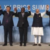 (Từ trái sang): Tổng thống Brazil Luiz Inacio Lula da Silva, Chủ tịch Trung Quốc Tập Cận Bình, Tổng thống Nam Phi Cyril Ramaphosa, Thủ tướng Ấn Độ Narendra Modi và Ngoại trưởng Nga Sergei Lavrov tại Hội nghị Thượng đỉnh BRICS ở Johannesburg (Nam Phi). (Ản