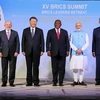 Lãnh đạo các nước thành viên nhóm BRICS (từ trái sang): Tổng thống Brazil Luiz Inacio Lula da Silva, Chủ tịch Trung Quốc Tập Cận Bình, Tổng thống Nam Phi Cyril Ramaphosa, Thủ tướng Ấn Độ Narendra Modi và Ngoại trưởng Nga Sergei Lavrov tại một diễn đàn tro