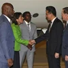 Quan chức Bộ Thương mại Trung Quốc Lin Feng (thứ 2, phải) cùng Đại sứ Mỹ tại Trung Quốc Nicholas Burns (phải) đón Bộ trưởng Thương mại Mỹ Gina Raimondo (thứ 2, trái) tại sân bay quốc tế Bắc Kinh. (Ảnh: AFP/TTXVN)