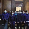 13 cựu cán bộ Công an phường Phú Thọ Hòa tại phiên tòa. (Ảnh: Thành Chung/TTXVN)