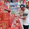 Người tiêu dùng Thành phố Hồ Chí Minh chọn mua bánh Trung Thu. (Ảnh: Mỹ Phương/TTXVN)
