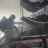 Lực lượng Cảnh sát Phòng cháy Chữa cháy và Cứu hộ Cứu nạn - Công an quận Hoàng Mai nhanh chóng dập tắt đám cháy. (Ảnh: Công an cung cấp)