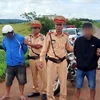 Cảnh sát Giao thông Công an tỉnh Đắk Nông phối hợp với các đơn vị liên quan bắt giữ 2 đối tượng cùng tang vật. (Nguồn: Báo Đắk Nông)