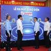Các đại biểu thực hiện nghi thức ra mắt giao diện mới Báo Đồng Nai điện tử. (Ảnh: TTXVN phát)