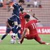Pha tranh cướp bóng giữa cầu thủ Gomez (số 11, Guam) và cầu thủ Emaviwe (số 11, Singapore). (Ảnh: Minh Quyết/TTXVN)