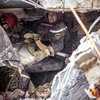 Nhân viên cứu hộ tìm kiếm nạn nhân dưới đống đổ nát sau trận động đất ở tỉnh Al Haouz, Maroc. (Ảnh: AFP/TTXVN)