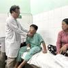 Bác sỹ thăm khám cho bệnh nhi sau phẫu thuật gắp dị vật tại Bệnh viện Nhi đồng Đồng Nai. (Ảnh: Lê Xuân/TTXVN)