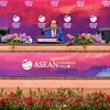 Tổng thống nước chủ nhà Joko Widodo (ảnh, giữa) nhấn mạnh ASEAN phải chung tay biến thách thức thành cơ hội, biến cạnh tranh thành hợp tác, biến độc quyền thành sự bao trùm và biến sự khác biệt thành thống nhất. (Ảnh: AFP/TTXVN)