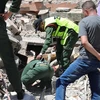 Lực lượng cứu hộ tìm kiếm nạn nhân mắc kẹt dưới đống đổ nát sau thảm họa động đất tại Amizmiz, Maroc. (Ảnh: THX/TTXVN)