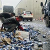 Nhiều người dân hỗ trợ tài xế dọn dẹp các vỏ lon bia bị đổ ở hầm chui ngã tư Vũng Tàu (Biên Hòa, Đồng Nai). (Ảnh: Lê Xuân/TTXVN)