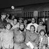 Lãnh tụ Fidel Castro, Thủ tướng Chính phủ Cách mạng Cuba, Bí thư Thứ nhất Ban Chấp hành Trung ương Đảng Cộng sản Cuba, cùng Đoàn đại biểu Đảng và Chính phủ Cách mạng Cuba chụp ảnh kỷ niệm bên đồn An ninh Nhân dân Bến Hải, địa cầu của miền Nam trong chuyến