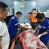 Các bác sỹ Trung tâm Cấp cứu 115, Bệnh viện Đa khoa tỉnh Khánh Hòa, kiểm tra sức khỏe của ngư dân gặp nạn trước khi khi đưa lên bờ. (Ảnh: Phan Sáu/TTXVN)