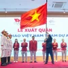 Phó Chủ tịch Quốc hội Trần Quang Phương trao cờ cho đoàn Thể thao Việt Nam. (Ảnh: Tuấn Đức/TTXVN)