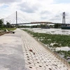 Bờ kè cùng đường dân sinh của kênh Chợ Gạo phía bờ Nam đã cơ bản hoàn thành. (Ảnh: Hữu Chí/TTXVN)
